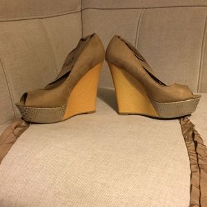Jennifer Lopez Sophia Taupe Peep toe Wedges!!